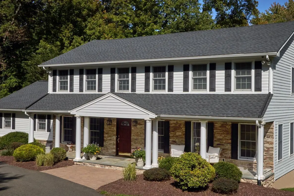 Two-story colonial with a GAF Timberline HDZ roof in Charcoal